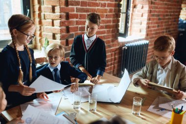 Sarışın çocuk şirketin belgelerini kontrol ediyor.