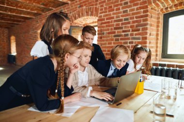 Küçük işletmeciler yeni projeyi ofiste tartışıyor.