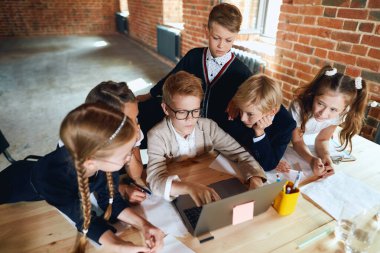 Zeki çocuklar şifreyi kırıyor.