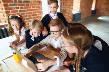 Çatı katının içindeki odada çalışan küçük sevimli hackerlar.