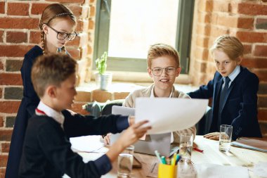 Neşeli takım birlikte çalışmaktan zevk alıyor