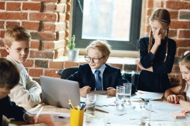 Gözlüklü neşeli lider online toplantının keyfini çıkarıyor.