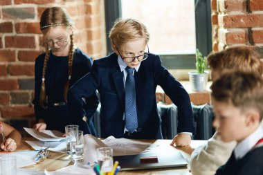 Gergin üzgün lider, tembel kolajlarını tehdit ediyor.