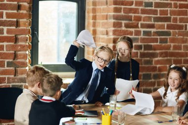 Öfkeli lider dokümanları iş arkadaşlarına atıyor.