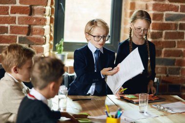 İyi bir lider gözden geçirmeden önce çalışanlarına danışıyor.