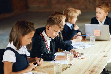 Çalışkan ofis çalışanları derse konsantre oldular.