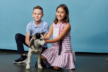 Kız kardeşimle Prother 'ın doğum gününde köpeği var.