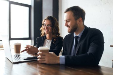 Pozitif, zarif iş adamları bir projeyi tartışıyorlar.