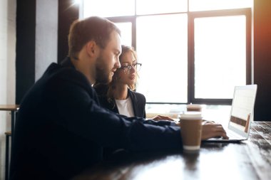 İki hırslı iş adamı internette partilerle sohbet ediyor.