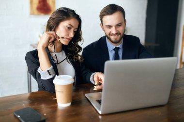 şık giyinen çekici moda insanları internette temizlik danışmanlığı yapıyor..