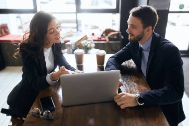 Genç hırslı insanlar ağ pazarlaması geliştiriyor