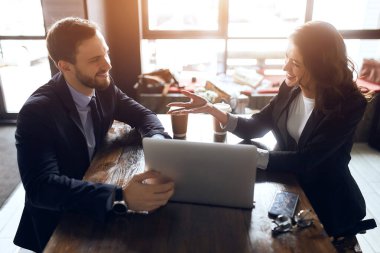 Mutlu genç meslektaşlar ortak işlerini planlıyorlar.