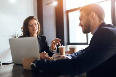 Güzel bir banka çalışanı müşterisiyle konuşuyor.