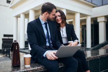 Sevgili çift sörf yapıyor, internette geziniyor, internette geziniyor.