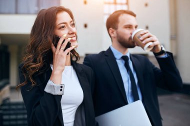 Hoş ofis çalışanları zor bir günün ardından dinleniyor.