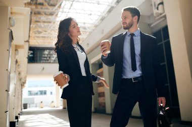 aktif genç ofis çalışanı yaratıcı planlarla paylaşıyor