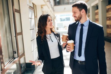 Neşeli genç adam ve kadın randevu alıyorlar.