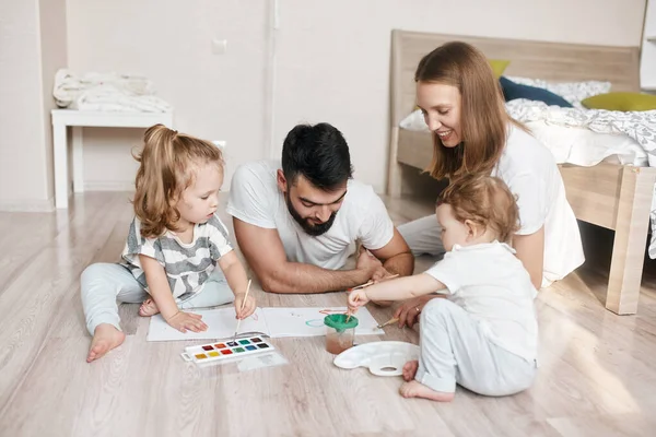 Unge foreldre som utvikler sine ferdigheter innen maling – stockfoto