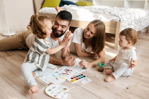 Mosolygó apa és idősebb lánya megérintik a tenyerüket — Stock Fotó