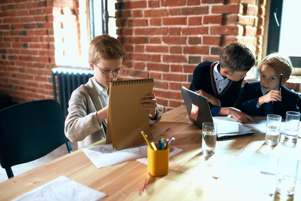 Ciddi kızıl çocuk bir iş planı yapıyor.