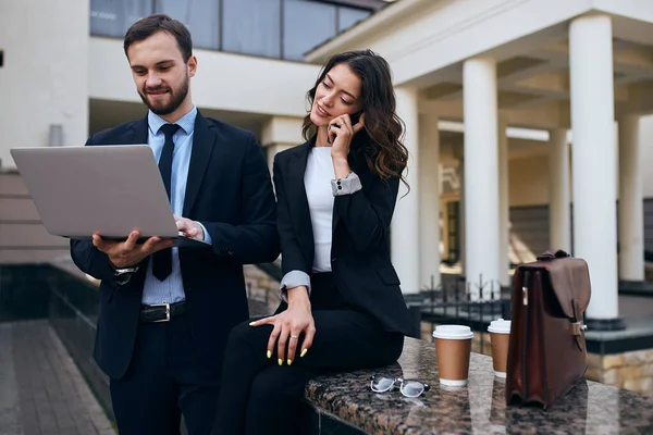 Joven atractivo encantador delgado mujer hablando con los clientes — Foto de Stock