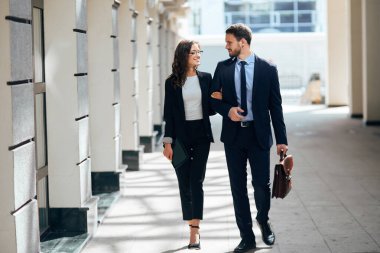neşeli moda ofis çalışanları sorunu tartışıyor.