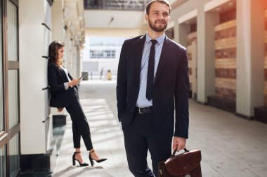 Mutlu hırslı işadamı ofis binasını terk ediyor.