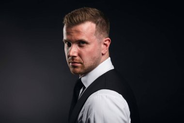 Harika bir ofis çalışanı iş yerinde kameraya bakıyor.