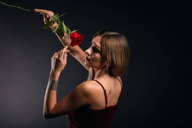 Yetenekli dansçı festivale katılıyor, konser veriyor, sahnede gösteri yapıyor.