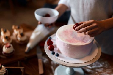 Kız kocası için lezzetli tatlı yapıyor.