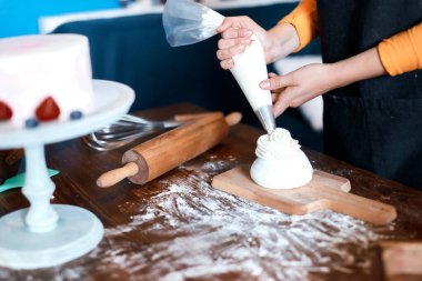 Tariflere göre keki hazırlayan kız.