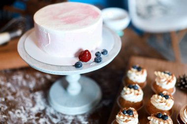 lezzetli pembe bisküvi ve tabakta böğürtlen