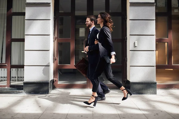 Pozytywny dobrze wyglądający biznesmeni w garniturach mody spacery na ulicy — Zdjęcie stockowe
