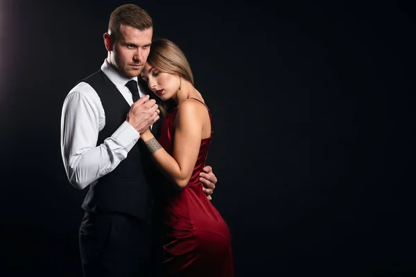 Serio uomo forte protegge la sua settimana sottile donna elegante — Foto Stock