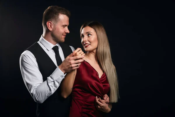 Hombre y mujer tomando clases de salsa, pareja aprendiendo a rodar en el estudio —  Fotos de Stock