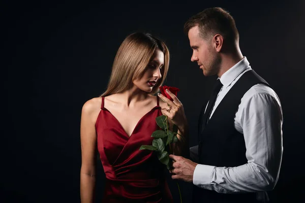 Sexy kobieta korzystających wspaniały zapach róża — Zdjęcie stockowe