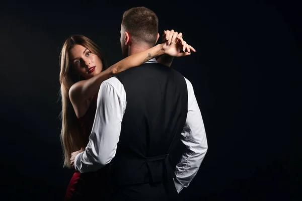 肩に腕をのせる男の後ろに立つ快適な女性 — ストック写真