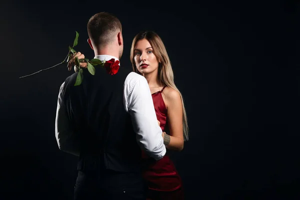 Jovem elegante homem e mulher dançando walt com uma rosa — Fotografia de Stock