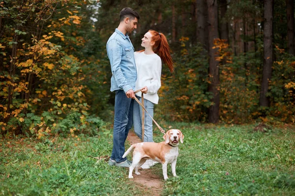 Casal alegre feliz romântico olhando um para o outro passar o tempo na floresta — Fotografia de Stock