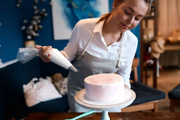 Hermosa chica que participa en el concurso de cocina — Foto de Stock