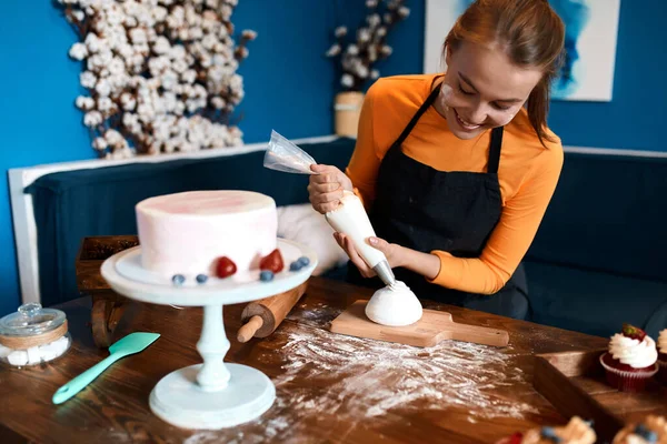 Glad konditor njuter av matlagning muffins hemma — Stockfoto