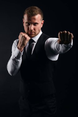 güçlü bir ofis çalışanı düşmanla boks yapıyor