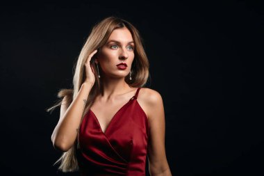 Uzağa bakan mavi gözlü sarışın kadın.