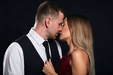 Genç, romantik insanlar hassas bir tutku içindeler.