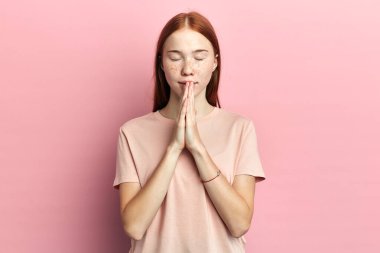 Sakin sakin güzel kadın avuçlarını bir arada tutuyor.