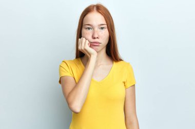 Genç ve güzel bir bayanın stüdyo çekimi alışverişinden memnun değil.