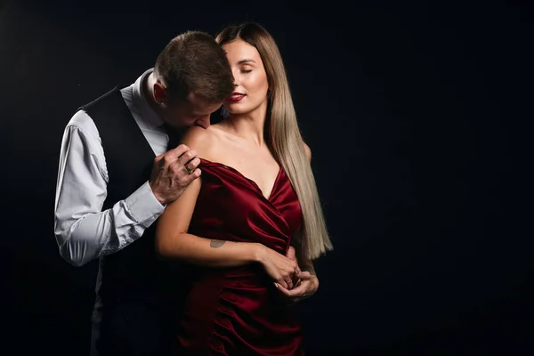 Молодой элегантный мужчина целует свою жену, нюхает ее загар — стоковое фото