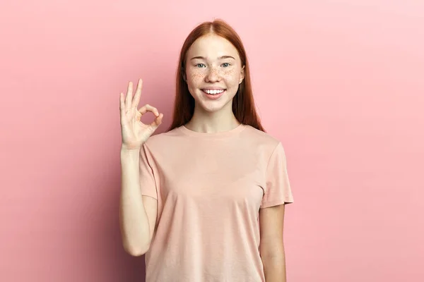 Mladý pozitivní atraktivní teenager ukazující ok znamení s prsty — Stock fotografie