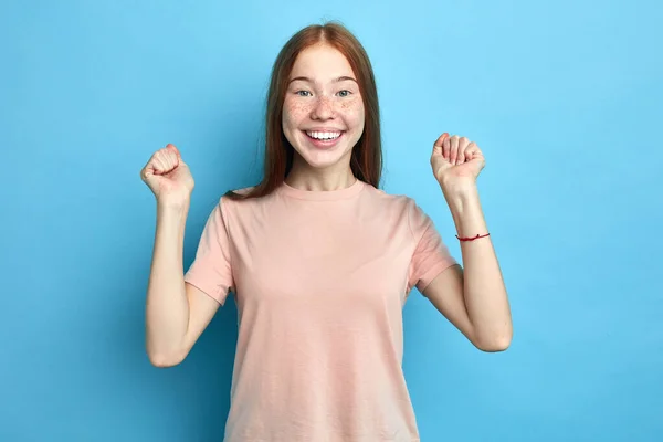 Podekscytowany nastolatek z nadmiernie radosną ekspresją świętując jej wygraną, szczęście — Zdjęcie stockowe