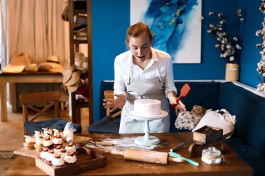 Genç ve güzel bir aşçı ideal pasta şekline şaşırıyor.